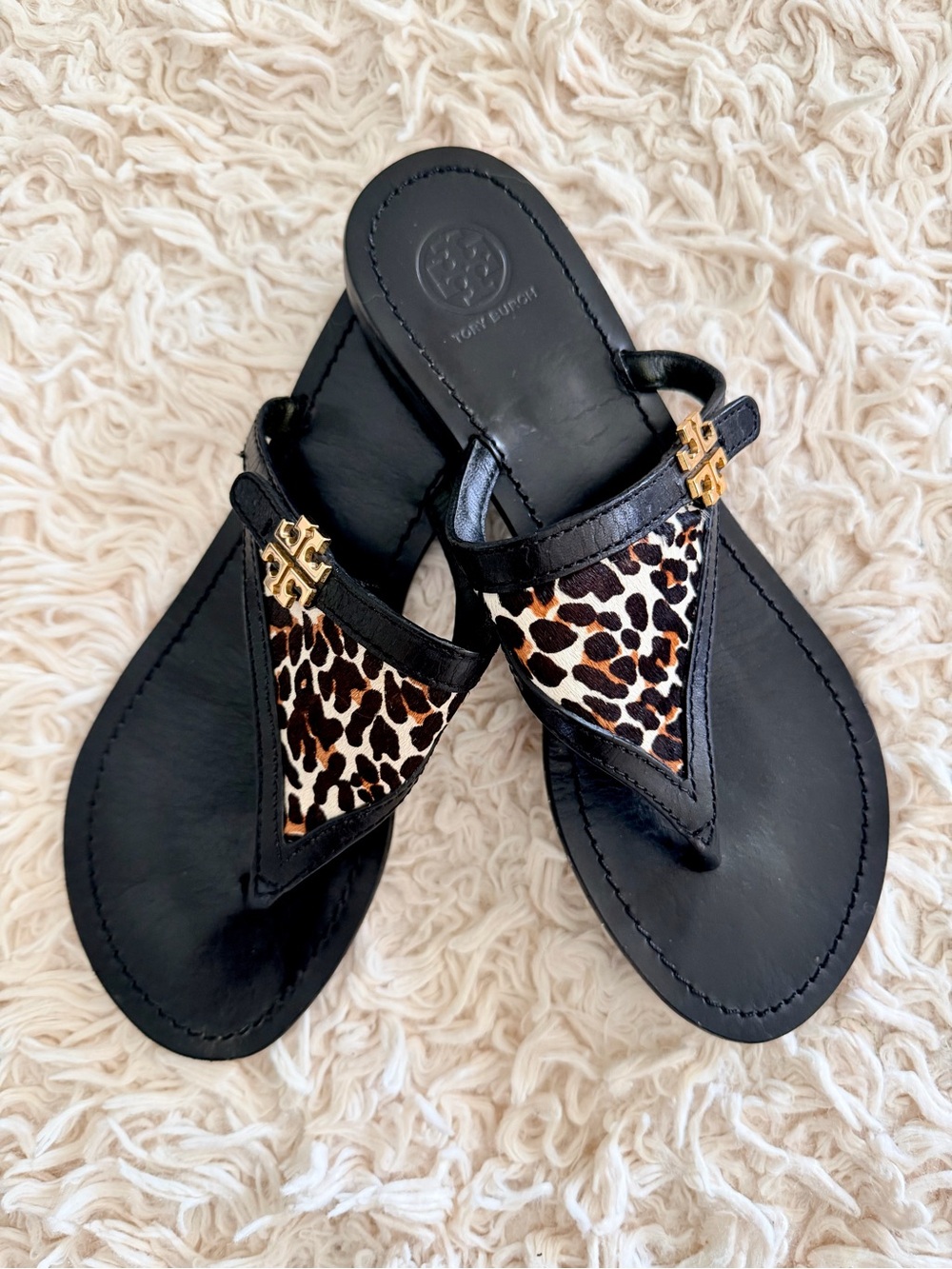 😻TORY BURCH Black Leather Sandals w/ Calf Hair Leopard Print & Gold Logo (S 8.5)